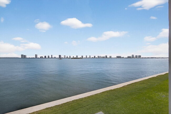 100 Shore Ct in North Palm Beach, FL - Building Photo - Building Photo