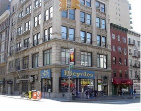 64 W 15th St in New York, NY - Building Photo - Building Photo