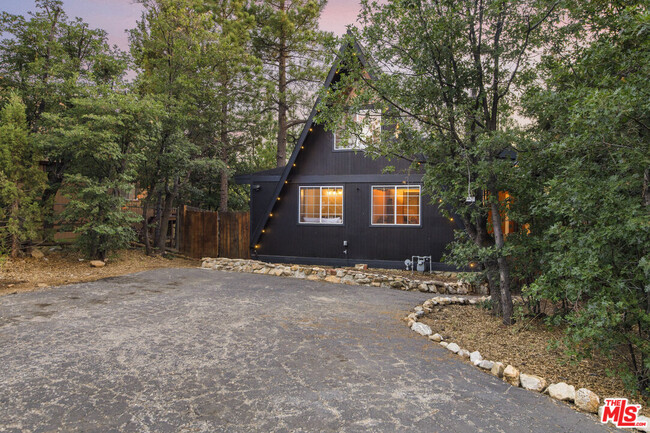 587 Villa Grove Ave in Big Bear, CA - Building Photo - Building Photo