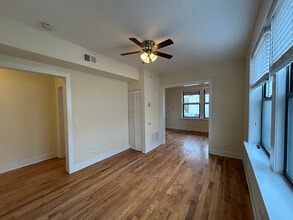 338 Tudor Ct in Glencoe, IL - Building Photo - Building Photo