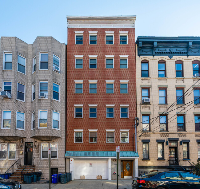 325 Monroe St in Hoboken, NJ - Foto de edificio - Building Photo