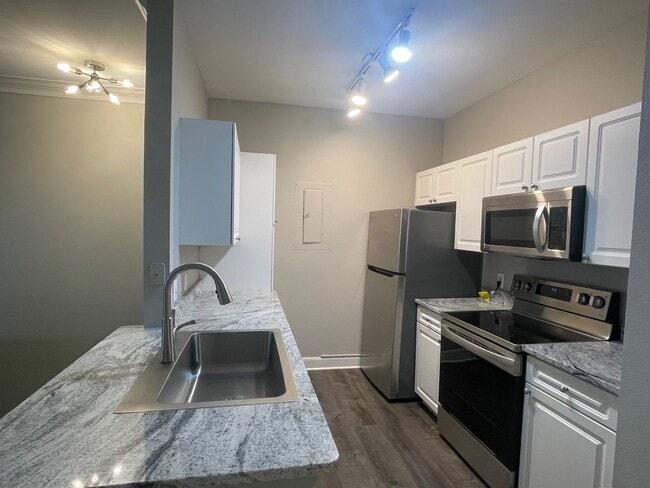 11619 Tomahawk Creek Pky, Unit L in Leawood, KS - Foto de edificio - Building Photo
