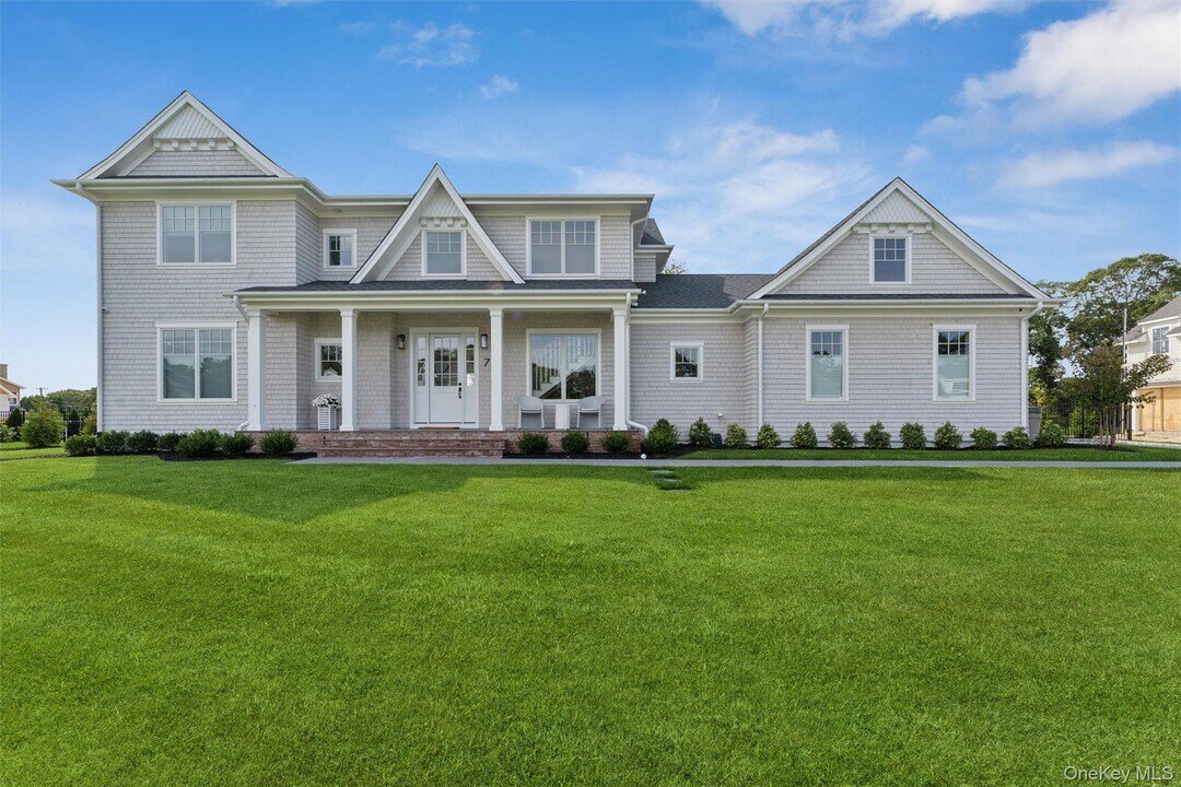 7 Margareta Ct in Westhampton Beach, NY - Building Photo