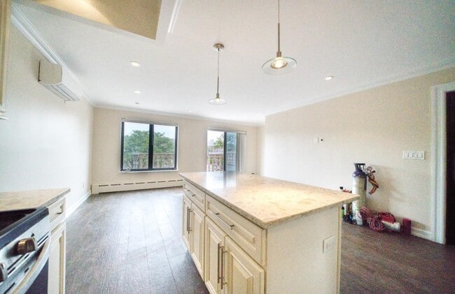 3318 24th Ave, Unit 2 in Astoria, NY - Building Photo - Building Photo