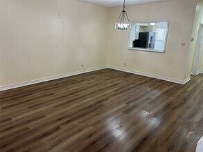 12400 Brookglade Cir in Houston, TX - Foto de edificio - Building Photo