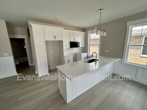 8477 Vann Rd in Newburgh, IN - Foto de edificio - Building Photo