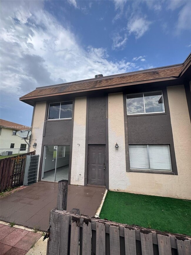 property at 2120 Sherwood Forest Blvd