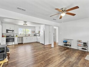 303 S Bois D Arc St in Grandview, TX - Building Photo - Building Photo