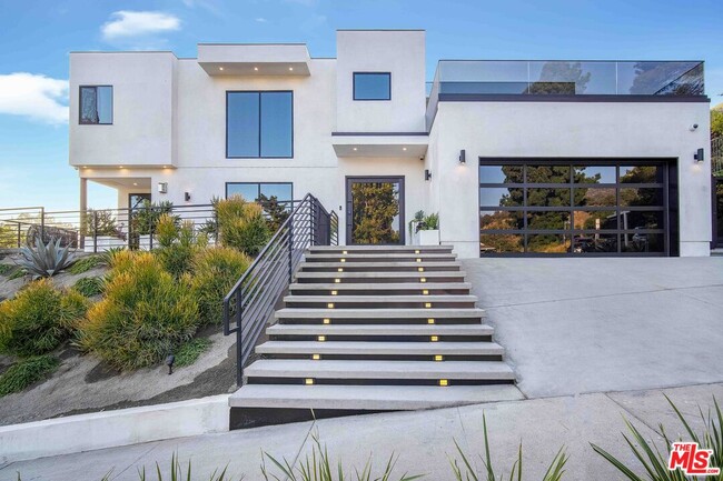 3255 Canyon Lake Dr in Los Angeles, CA - Foto de edificio - Building Photo