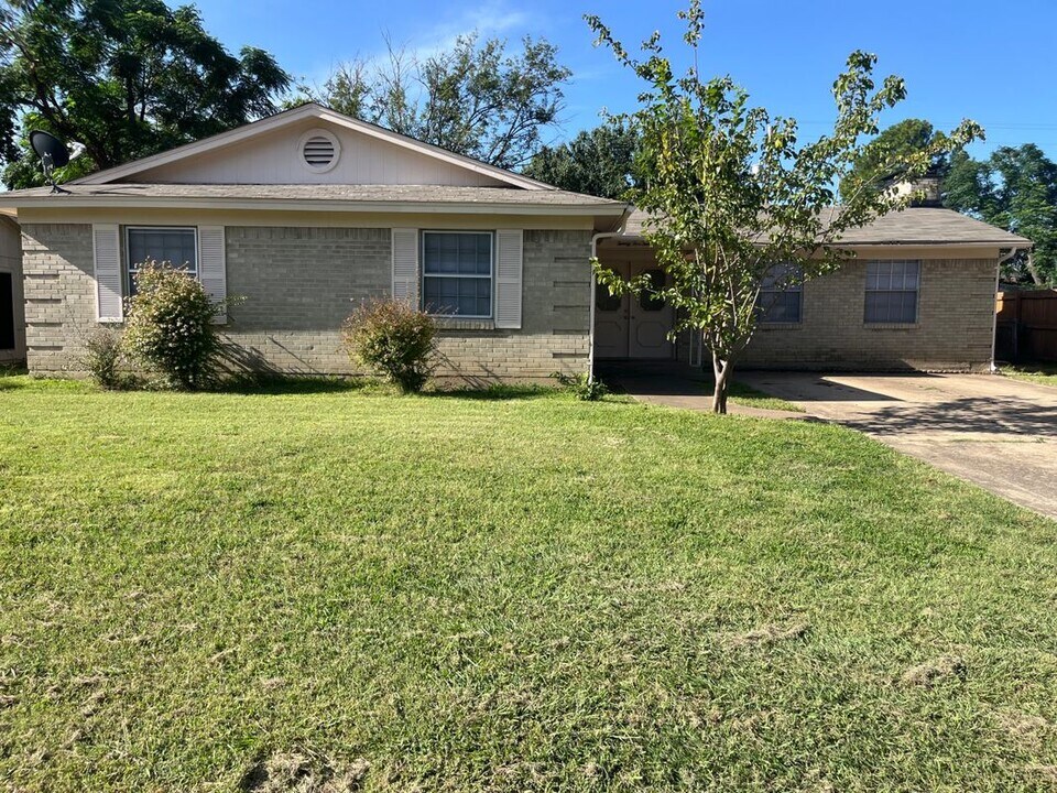 2512 Lasalle Dr in Irving, TX - Building Photo