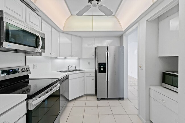 2425 Presidential Way in West Palm Beach, FL - Building Photo - Building Photo