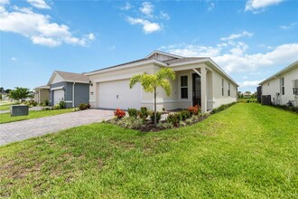 2463 Cliff Wy in St. Cloud, FL - Foto de edificio - Building Photo