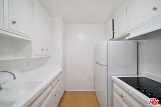 7032 Lanewood Ave in Los Angeles, CA - Building Photo - Building Photo