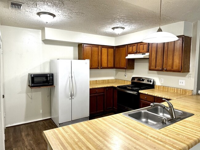 property at 13322 Oak Ledge Dr