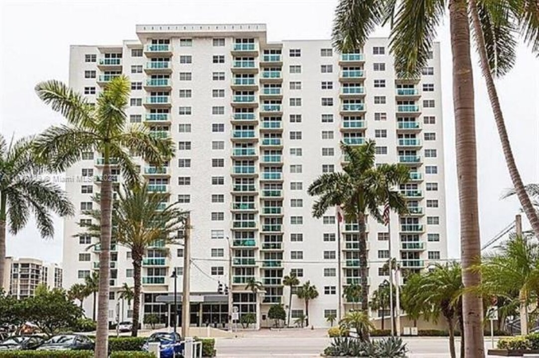 3000 S Ocean Dr, Unit 1200 in Hollywood, FL - Building Photo