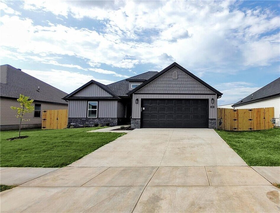 1210 Monarch Rd in Centerton, AR - Building Photo