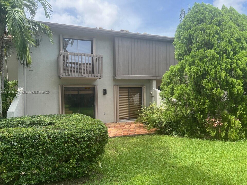 11246 SW 104th St in Miami, FL - Building Photo