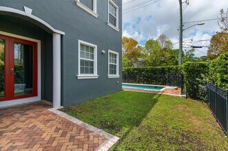 486 SW 5th St in Fort Lauderdale, FL - Foto de edificio - Building Photo