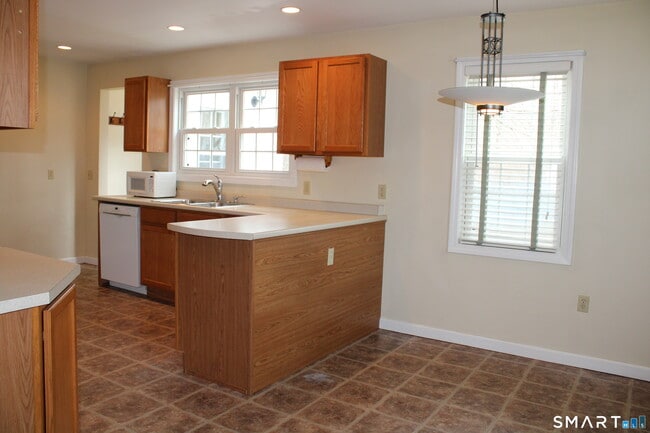 6 Sunnyside E Rd in Norwich, CT - Building Photo - Building Photo