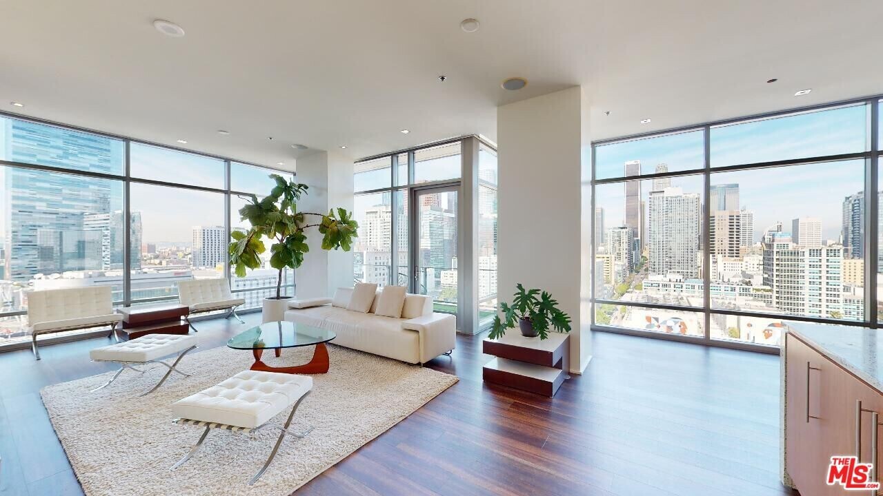 1100 S Hope St in Los Angeles, CA - Building Photo