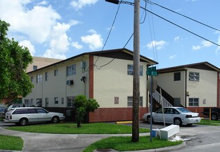 2485 SW 9th St in Miami, FL - Foto de edificio - Building Photo