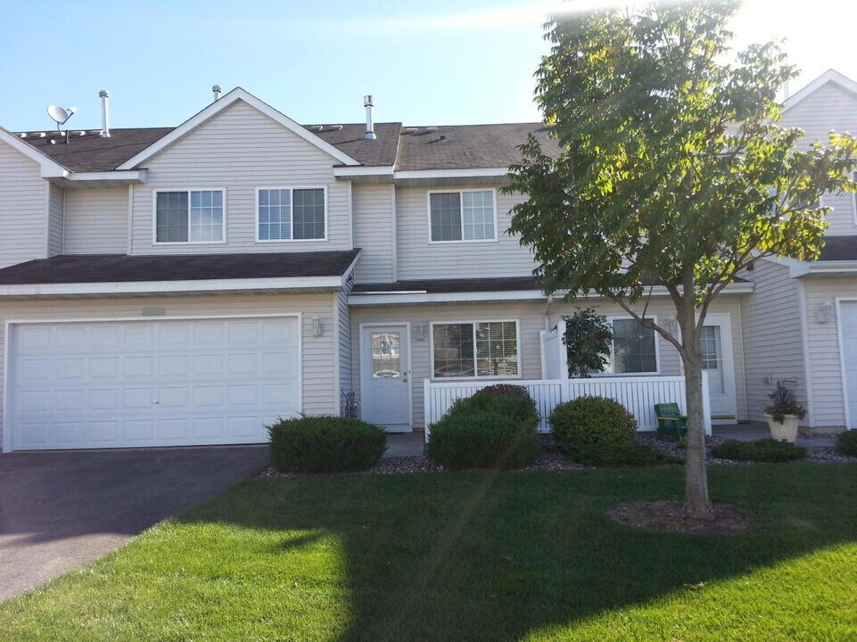 2613 Yellowstone Dr in Hastings, MN - Building Photo