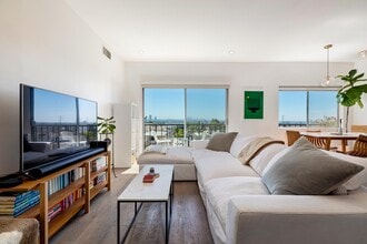 1115 S Elm Dr, Unit PH12 in Los Angeles, CA - Building Photo - Building Photo