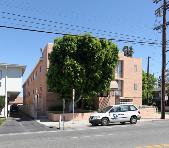 5304 Kester Ave in Sherman Oaks, CA - Foto de edificio - Building Photo