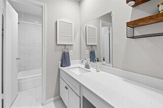 10327 Gladewood Dr in Houston, TX - Foto de edificio - Building Photo