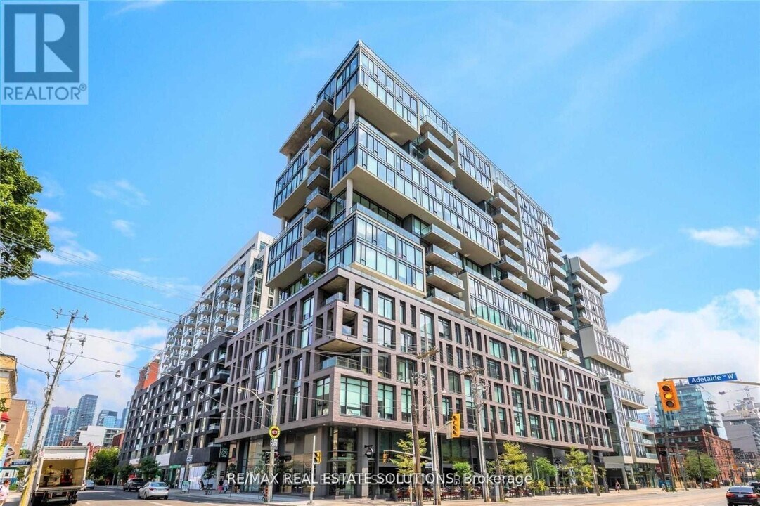 111-111 Bathurst St in Toronto, ON - Building Photo