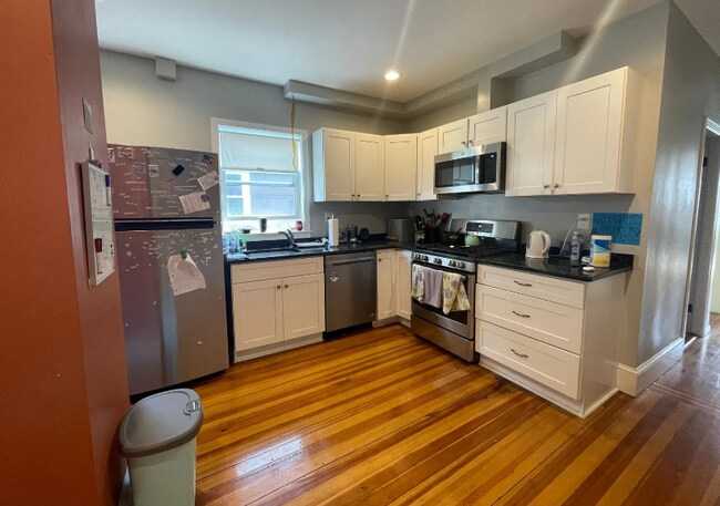 23 Berwick Rd, Unit 1 in Medford, MA - Foto de edificio - Building Photo