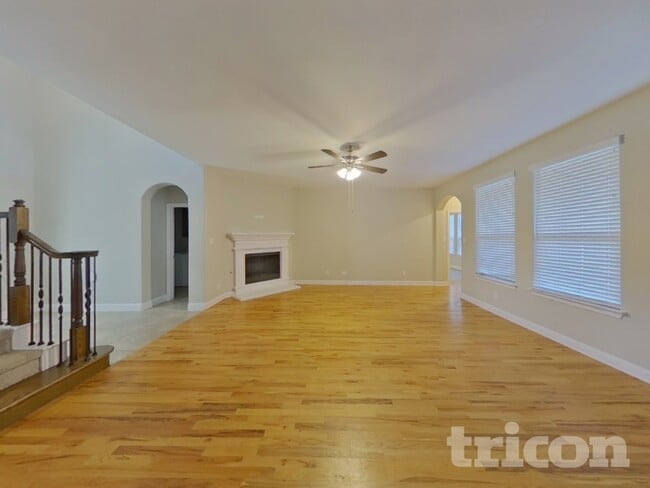 5301 Runnymede Ct in Arlington, TX - Foto de edificio - Building Photo