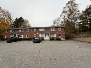 372 Park St, Unit 6 in Bristol, CT - Foto de edificio - Building Photo