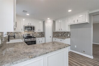 725 10th St in San Leon, TX - Building Photo - Building Photo