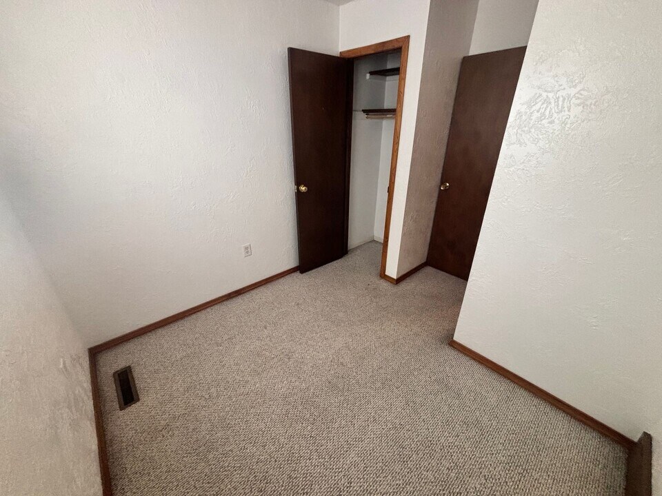 305 Main St in Hubbard, NE - Building Photo
