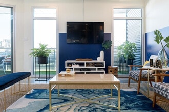 527 St Joseph St in New Orleans, LA - Foto de edificio - Building Photo