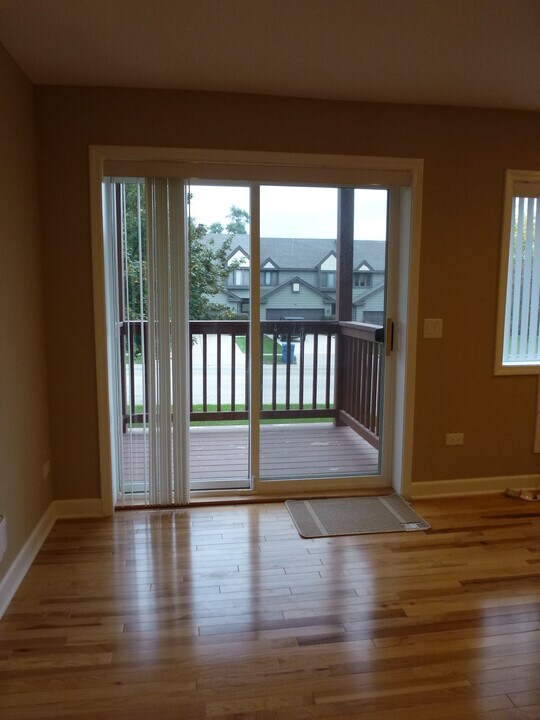717 Strom Dr in West Dundee, IL - Building Photo