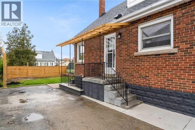 2 Wardrope Ave in Hamilton, ON - Building Photo - Building Photo