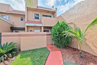 12032 S Las Palmas Dr in Pembroke Pines, FL - Foto de edificio - Building Photo