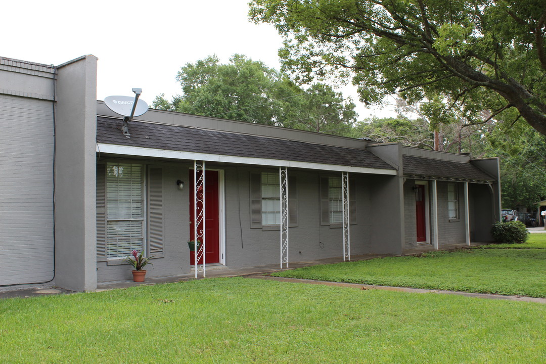 208 E Kiber St in Angleton, TX - Building Photo