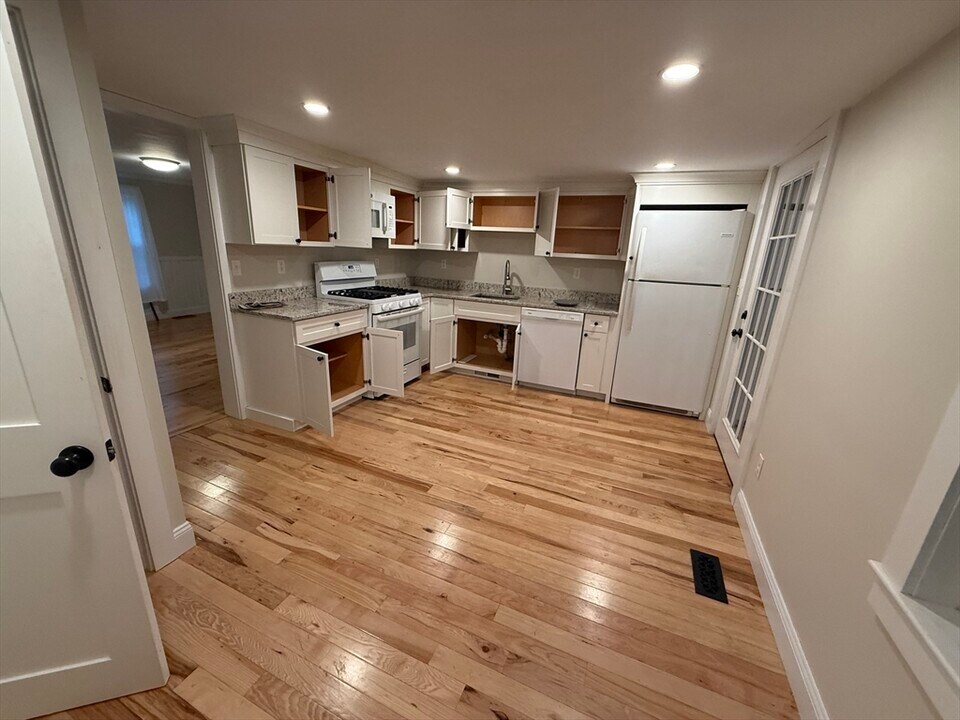 2 Evans Pl in Amesbury, MA - Building Photo