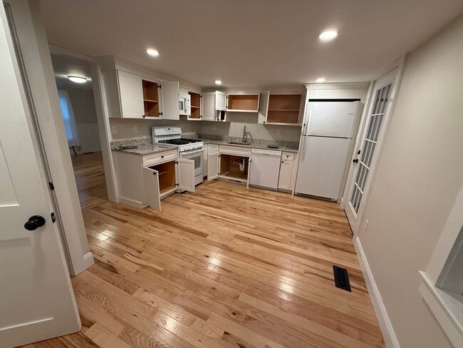 property at 2 Evans Pl