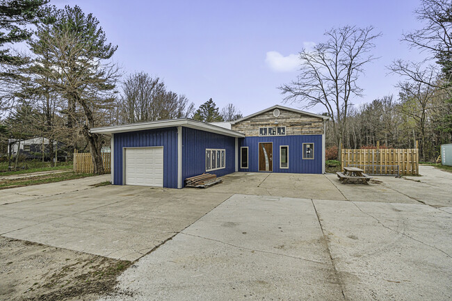 19310 Blue Star Hwy in South Haven, MI - Building Photo - Building Photo