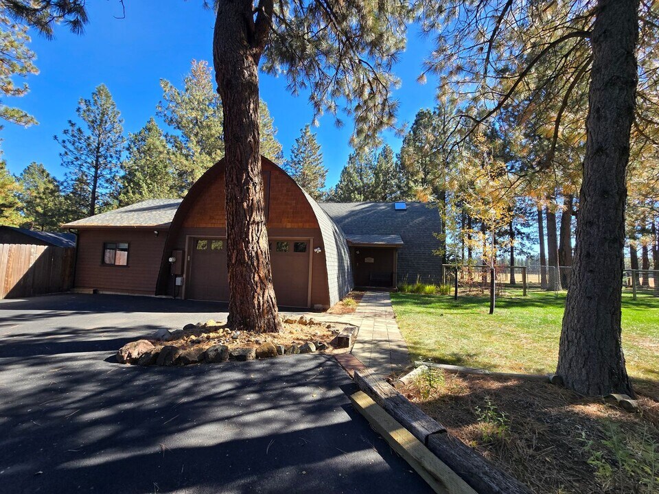 69210 Harness in Sisters, OR - Building Photo