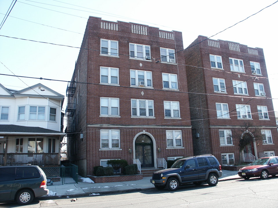 162 Avenue C in Bayonne, NJ - Foto de edificio