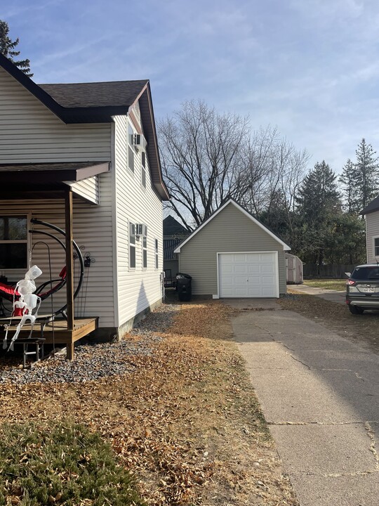 1302 8th St E in Menomonie, WI - Foto de edificio