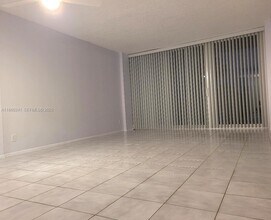 120 Royal Pk Dr in Oakland Park, FL - Building Photo - Building Photo