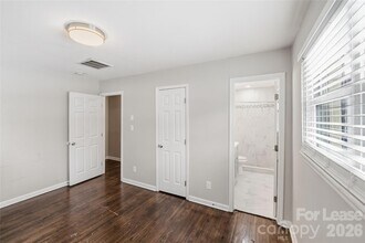 2521 Dora Dr in Charlotte, NC - Foto de edificio - Building Photo