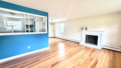 1519 Sullivan Ave in South Windsor, CT - Foto de edificio - Building Photo