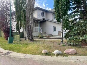 336 Hunters Run NW in Edmonton, AB - Building Photo - Building Photo